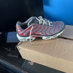 Nike Air Max Plus Cement Grey/Summit White/Chili Red.